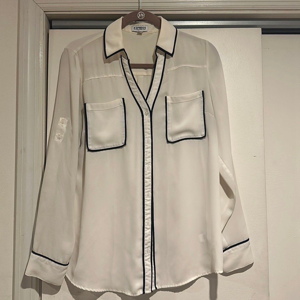 Express cream with black piping